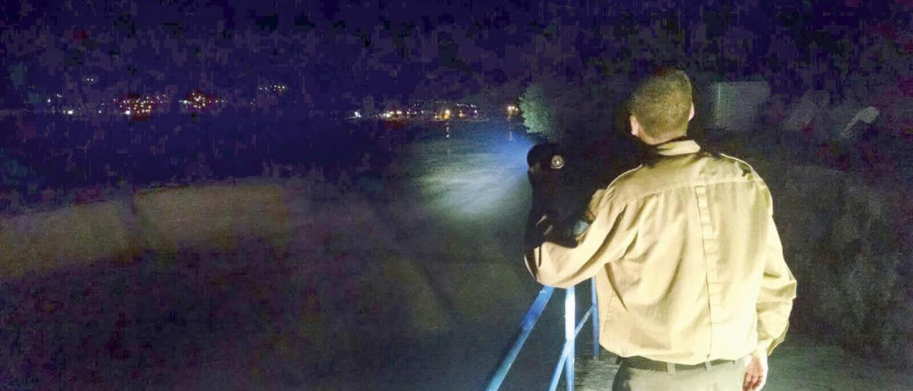 Un vigilante del pósito de Redondela durante una actuación el pasado verano. // A.A.