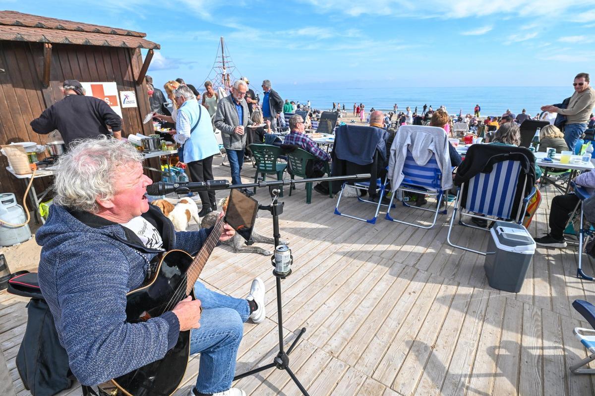 Cientos de personas celebran el Año Nuevo en la playa de La Marina disfrutando del buen tiempo