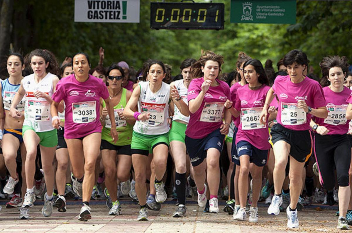 Sortida de la cinquena edició de la Carrera de la Dona, una competició popular benèfica en suport de la lluita contra el càncer de mama, en què han participat 4.000 dones, a Vitòria (Àlaba).