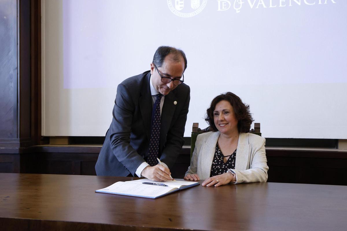 Primer acto oficial de Juan Luis Gandía y su equipo rectoral en al UV