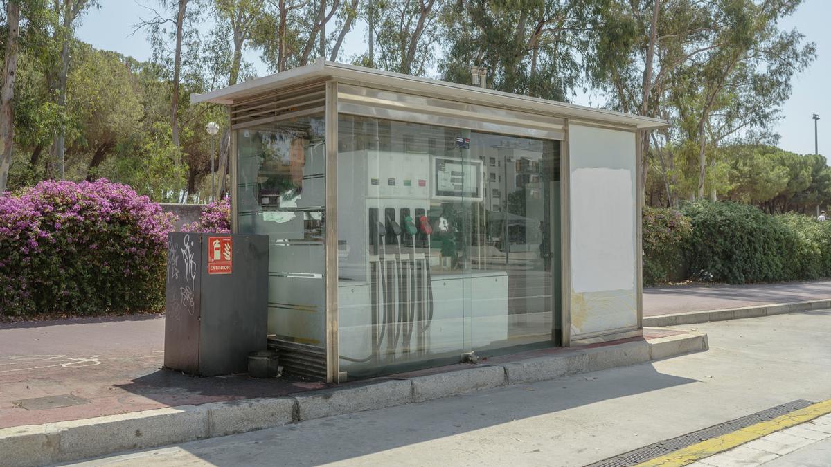 La gasolinera de calzada del paseo Calvell, en Barcelona, clausurada y pendiente de ser desmantelada.