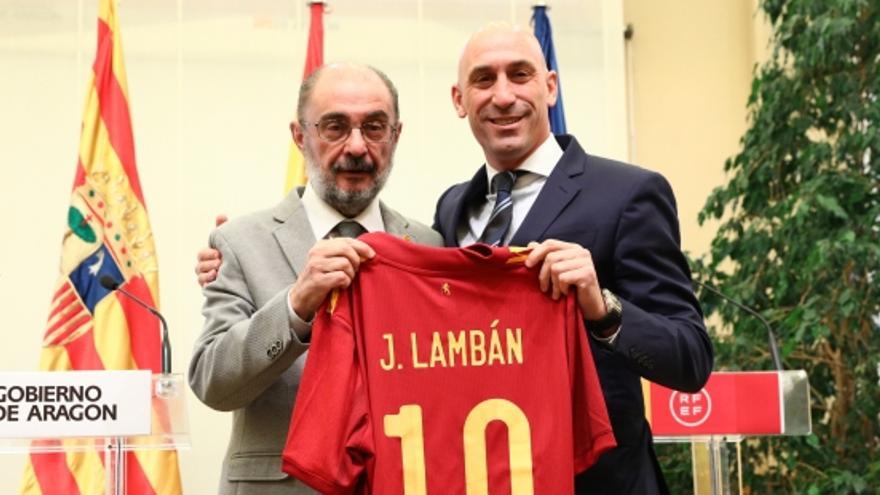 Javier Lambán y Luis Rubiales, ayer en la Sala de Columnas del Pignatelli.