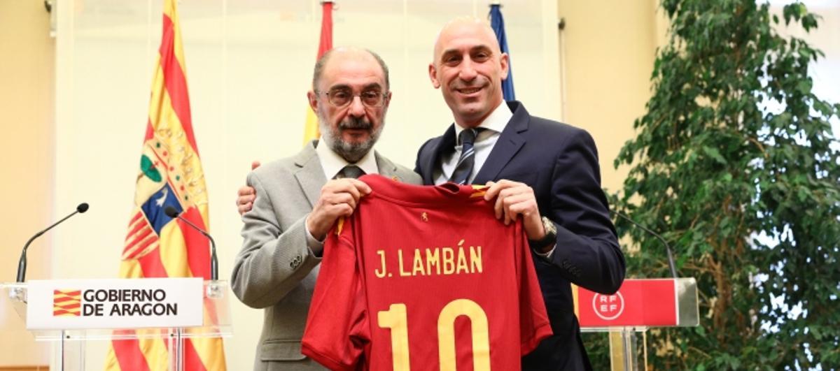 Javier Lambán y Luis Rubiales, ayer en la Sala de Columnas del Pignatelli.