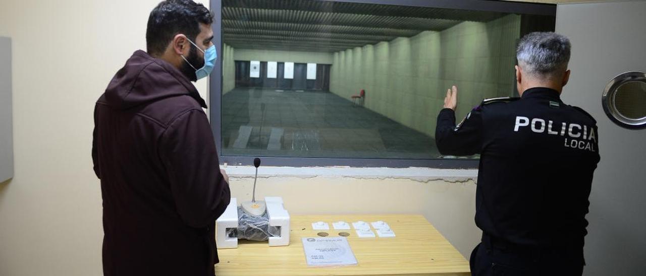 La sala de control, sin equipos informáticos para dirigir la galería de tiro.