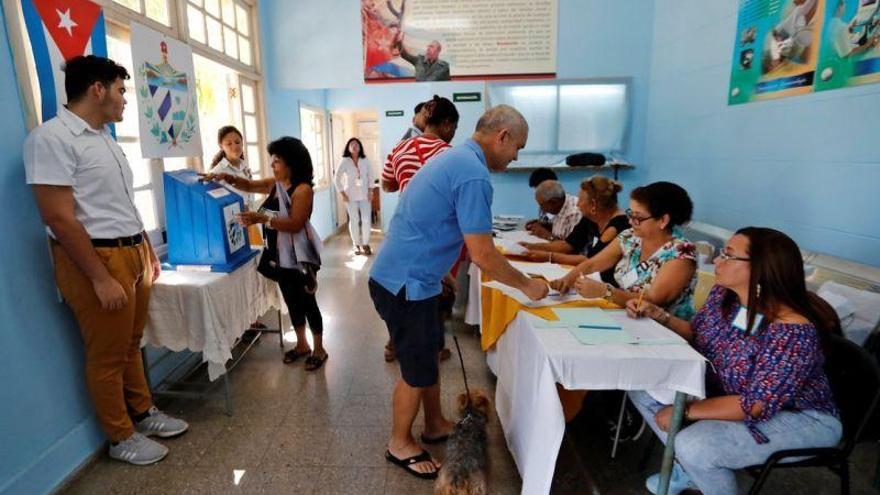 Los cubanos salen a las urnas para votar por una nueva Constitución