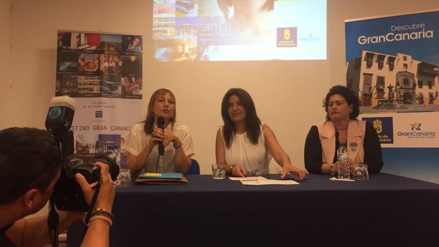 Inés Jiménez, Carmen Hernández y Celeste López, durante la presentación en la Casa Condal