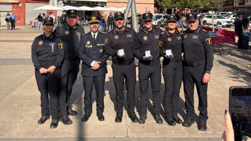 Agentes condecorados, con el Comisario Principal Jefe de la Policía Local de Sagunt, Rafael de Manuel.