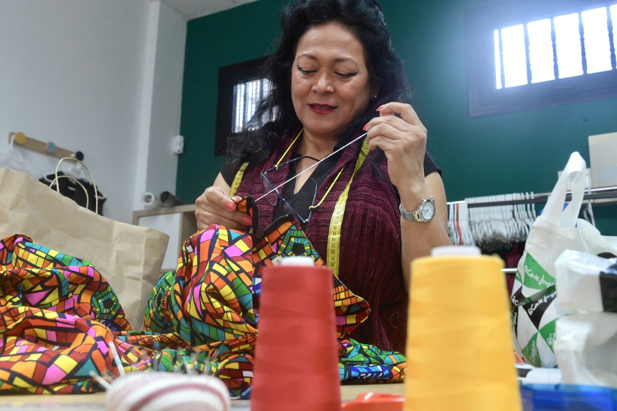 Confección de disfraces en el taller de costura Kallpa y puntos