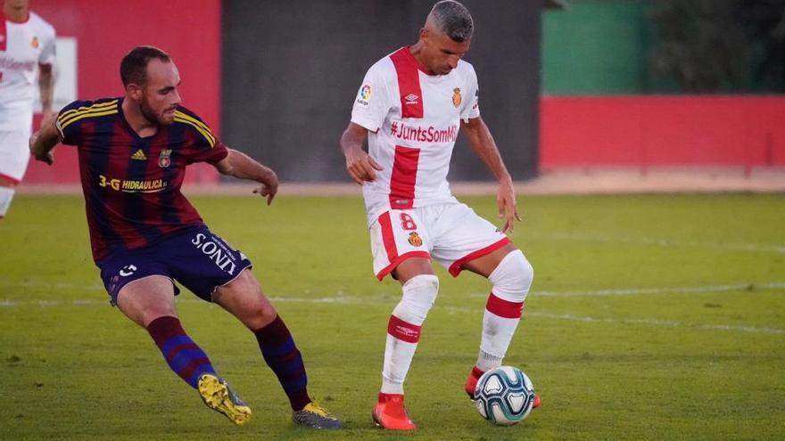 Salva Sevilla protege el balÃ³n durante el partido de pretemporada frente al Poblense