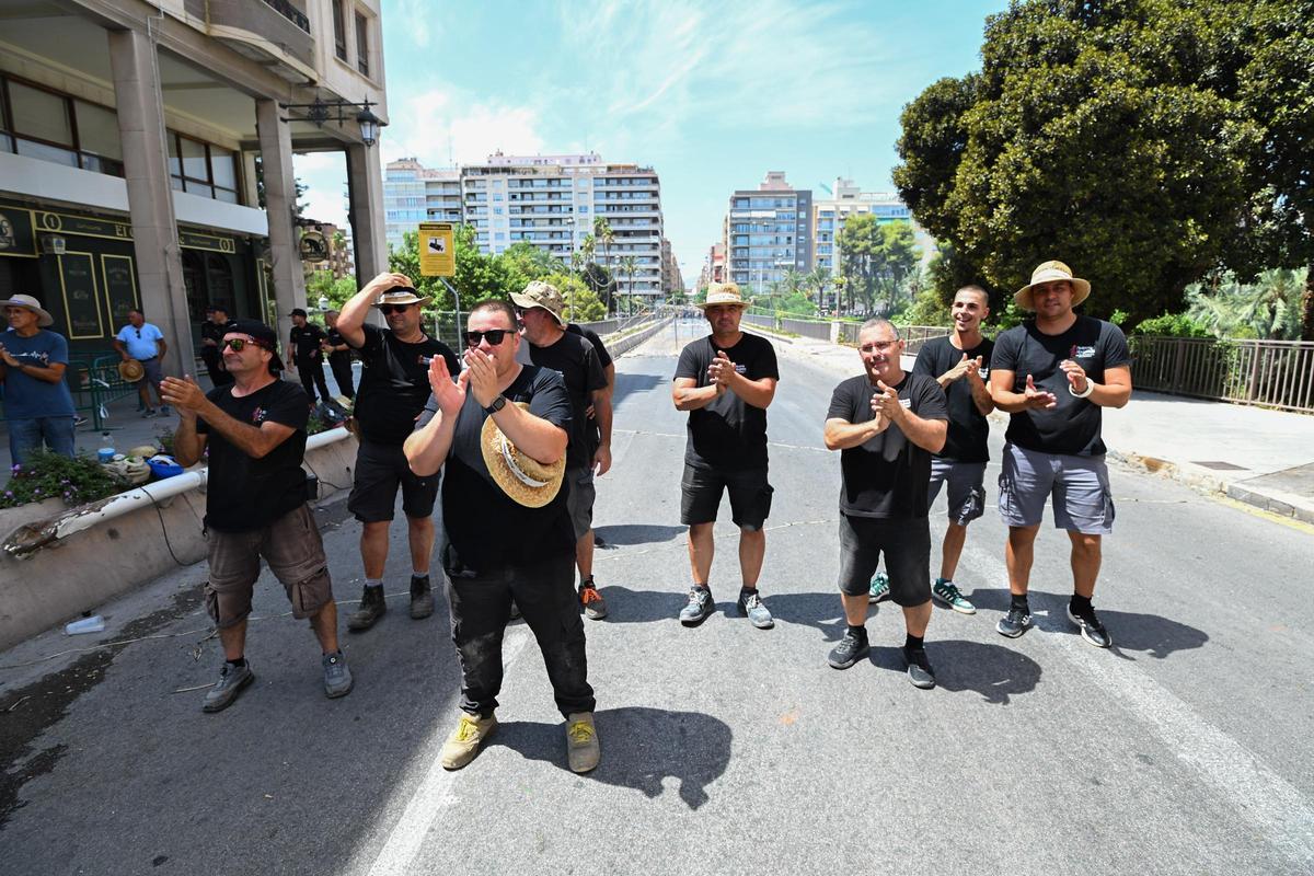 Las mejores imágenes de la mascletà de Pirotécnia La Alpujarreña en el Puente de Altamira de Elche Las mejores imágenes de la mascletà de Pirotécnia La Alpujarreña en el Puente de Altamira de Elche