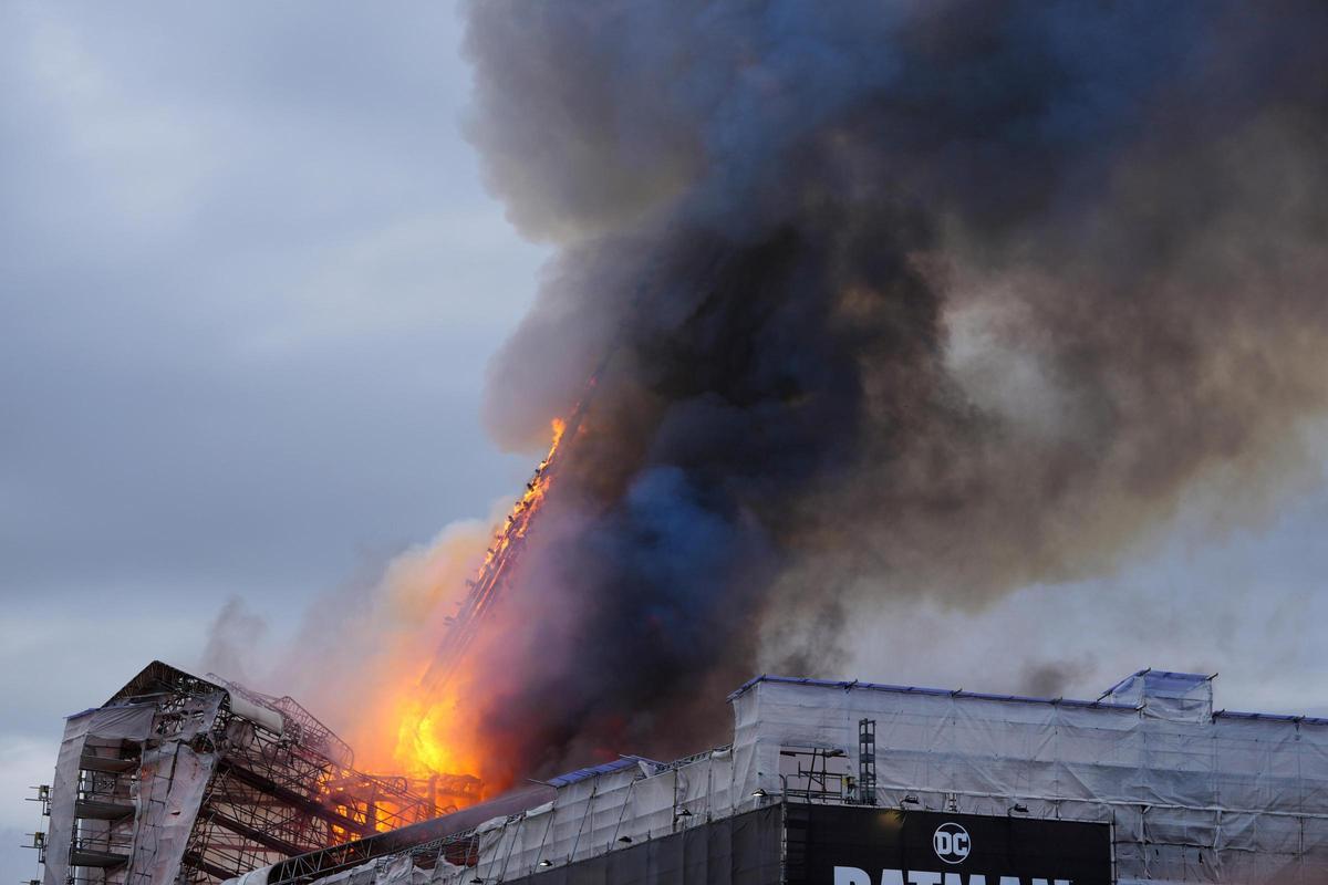 El fuego devora el edificio de la Bolsa de Copenhague