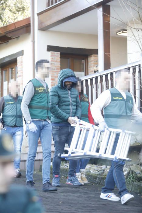 Registro en la casa de vacaciones en Llanes de Pedro Luis N. A., principal sospechoso del crimen de Ardines