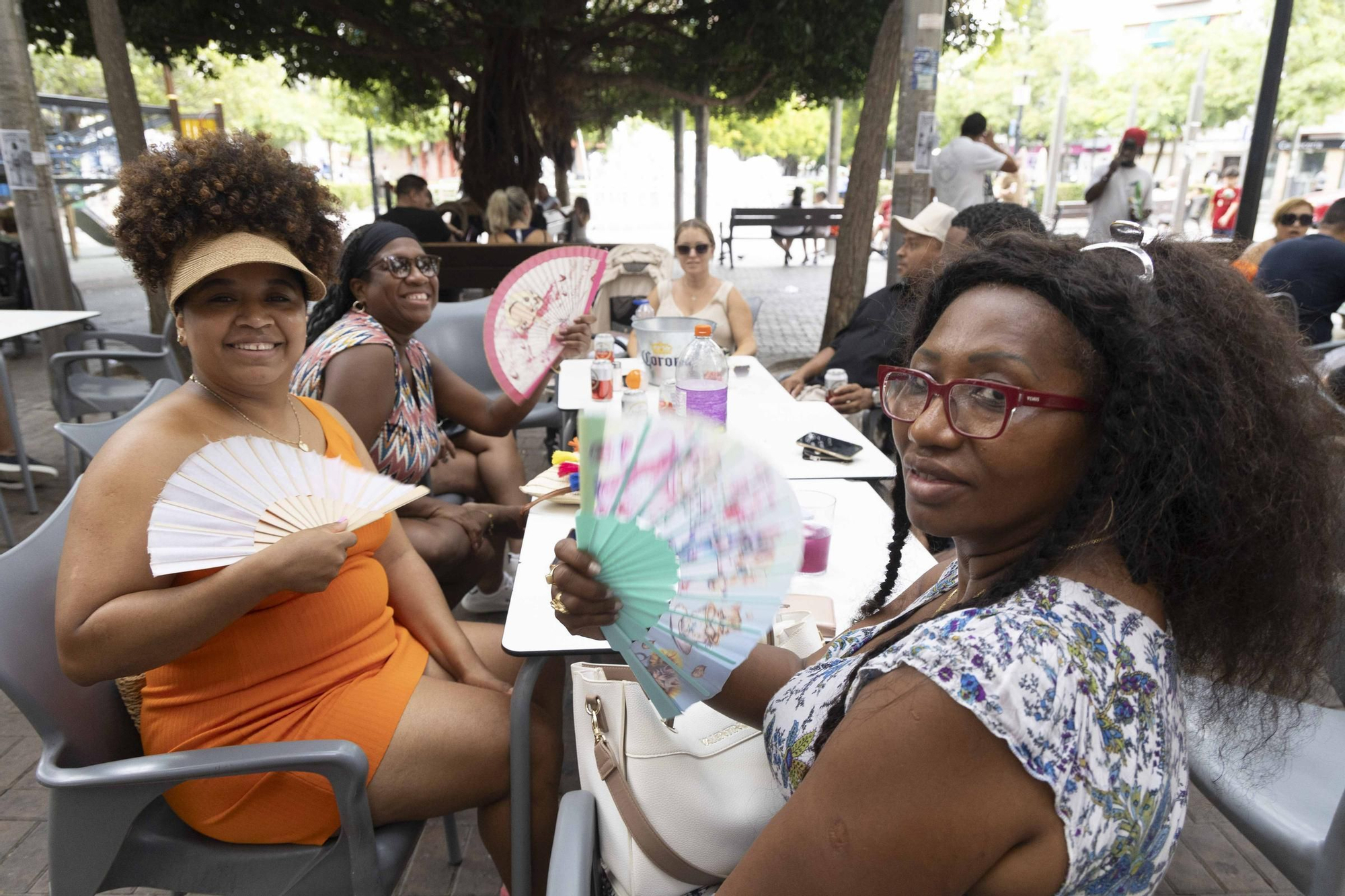 Las familias y vecinos llenan los parques de Carolinas y del Pla durante las noches de verano