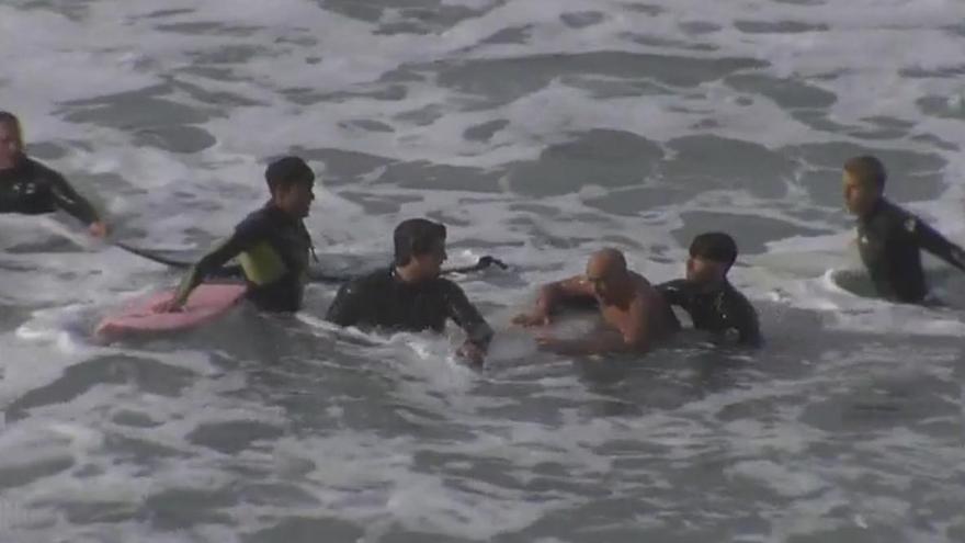 Unos surfistas rescatan a un bañista imprudente en una playa de A Coruña