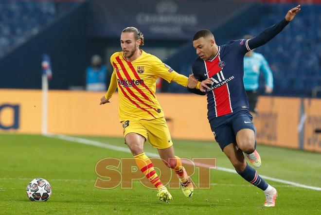 Oscar Mingueza en el partido de Champions League entre el Paris Saint Germain y el FC Barcelona disputado en el Parc des Princes.