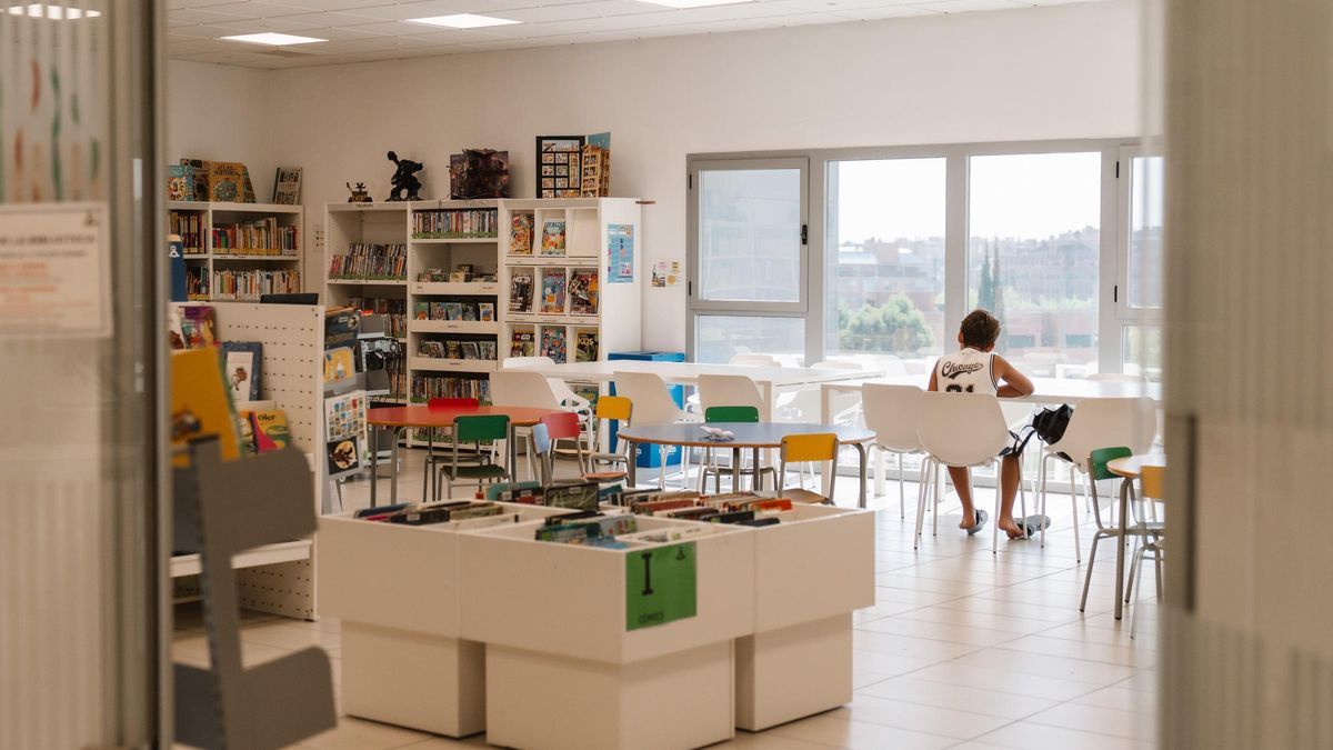 El secreto de la pequeña biblioteca en las afueras de Madrid que más libros infantiles presta: "La demanda es bestial"