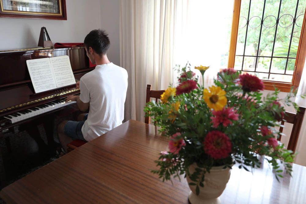 Paella, piscina y piano en Ibiza.