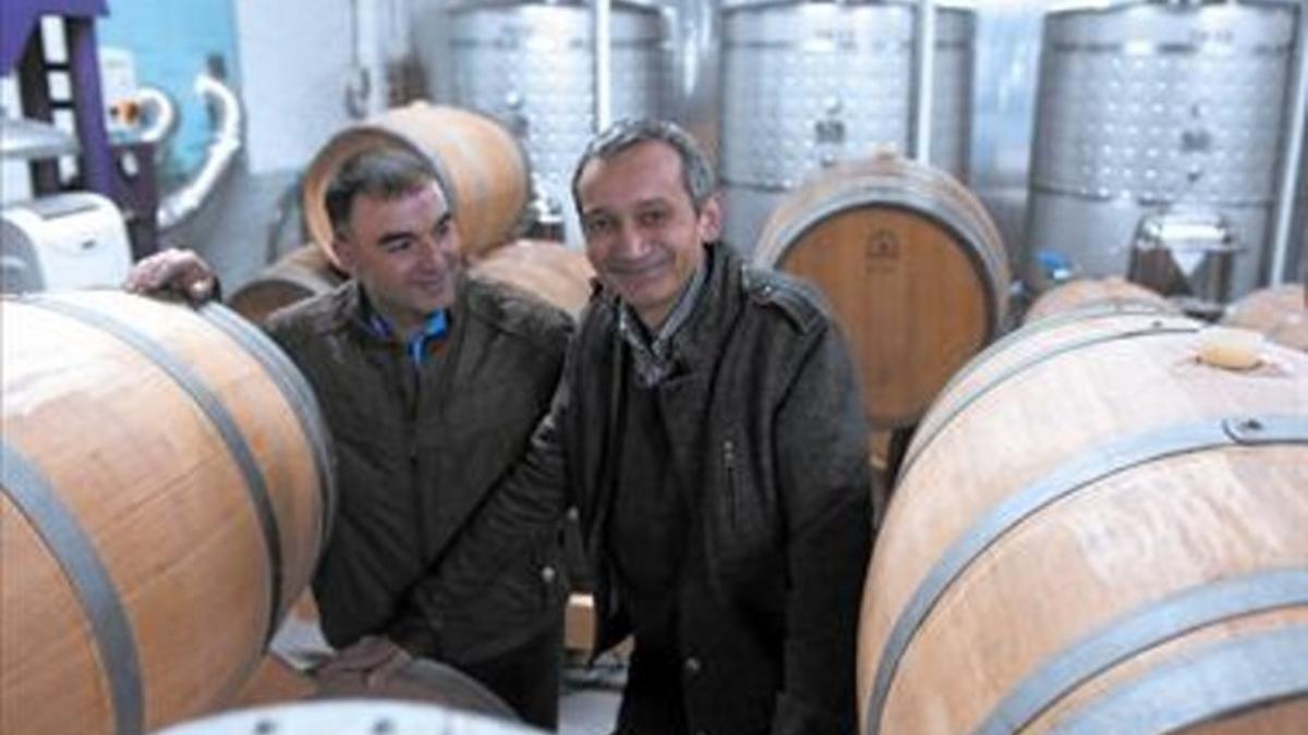 Joan Asens (derecha) y Josep Maria Beltran, en el Molar (Priorat).