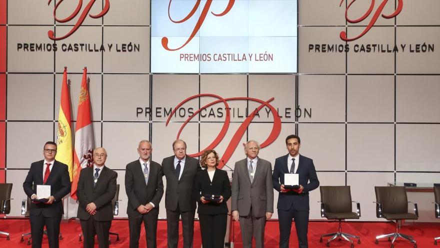 Foto de familia de los premiados junto al presidente de la Junta de Castilla y León, Juan Vicente Herrera.