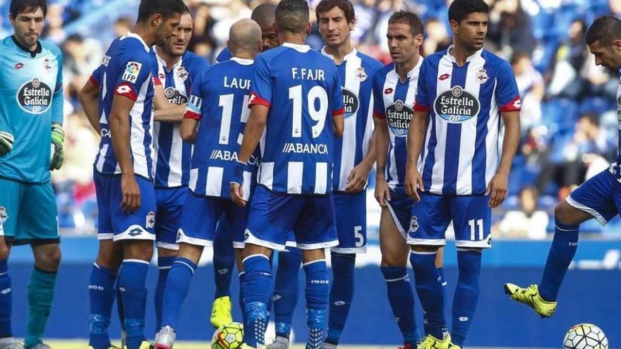 Los futbolistas del Deportivo, en el debut liguero.