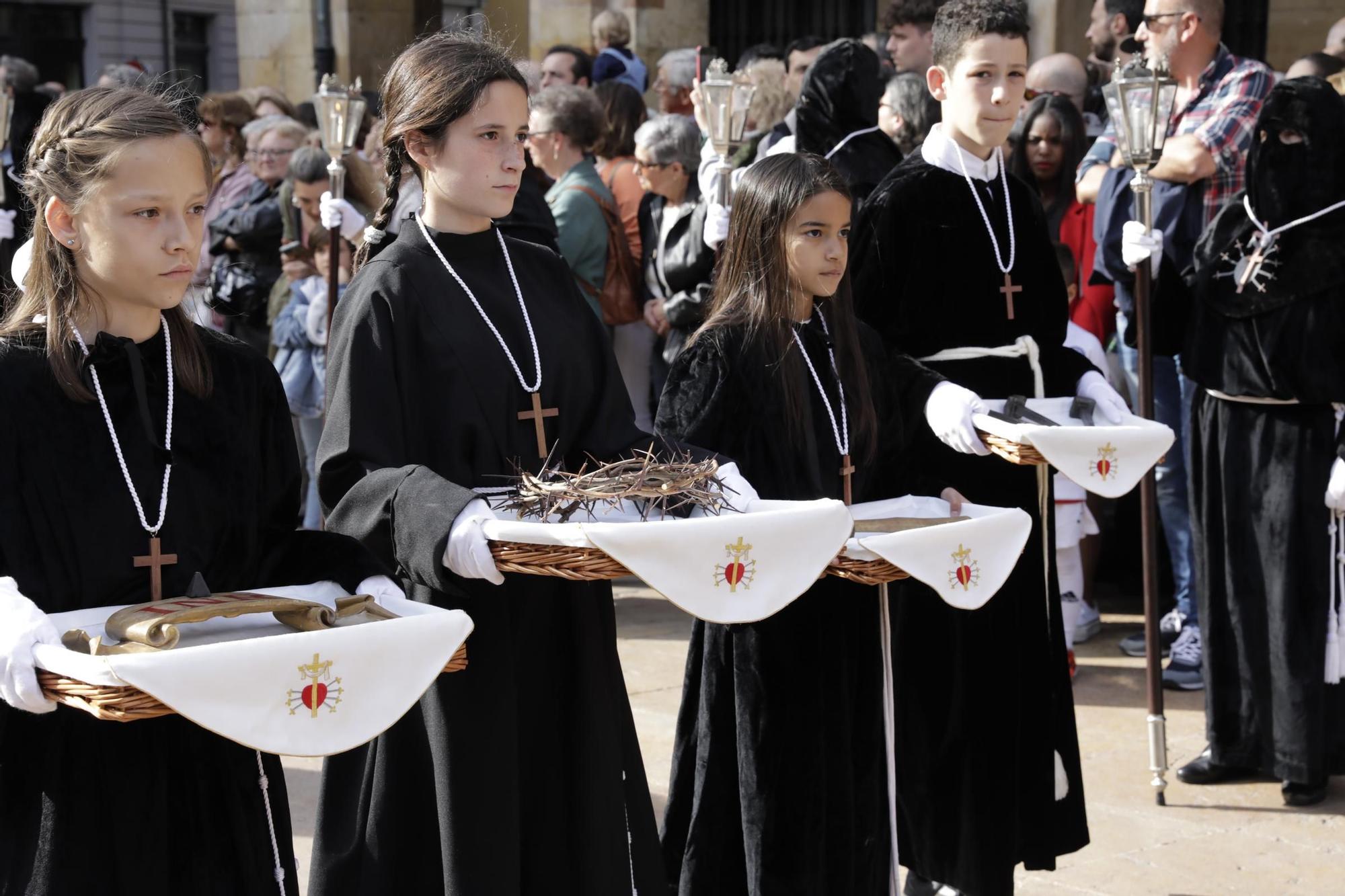 La procesión intergeneracional del Santo Entierro emociona Oviedo