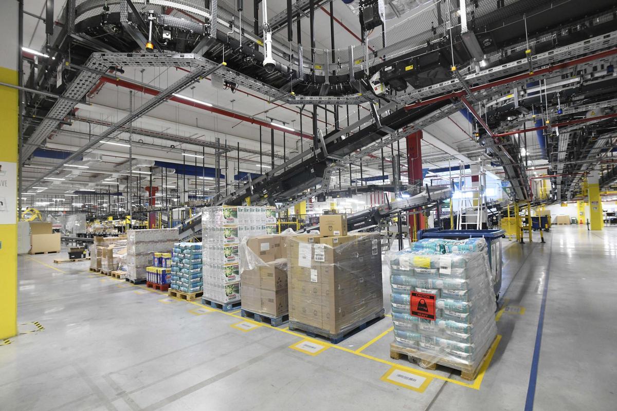 Así es por dentro el centro logístico de Amazon en Murcia