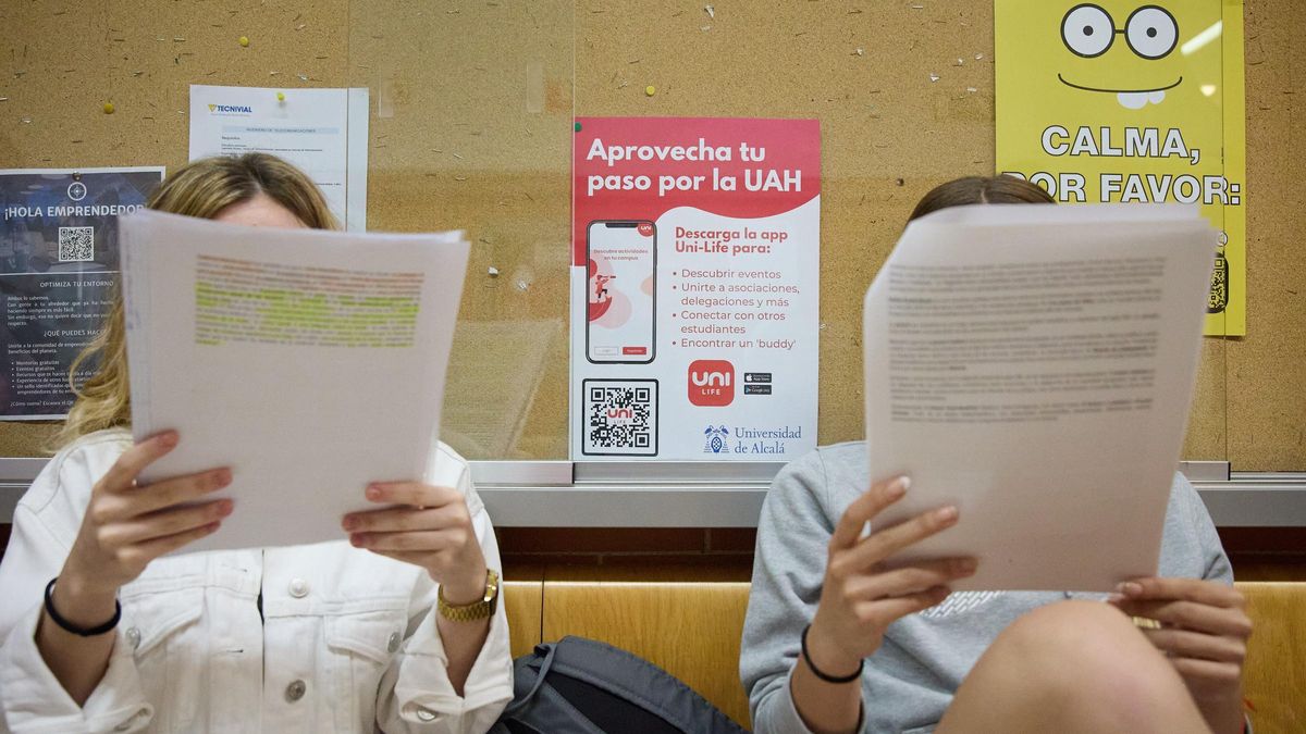 Alumnos repasan antes del inicio de un examen, el primer día de la Evaluación de Acceso a la Universidad (EvAU) del año pasado.
