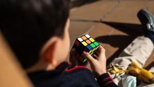 Una nena xinesa de 6 anys fa miques el rècord mundial femení del cub de Rubik dues vegades en un mes