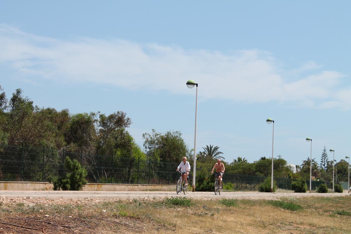 La vía verde atraviesa varios de los principales residenciales de Torrevieja junto a la laguna salinera