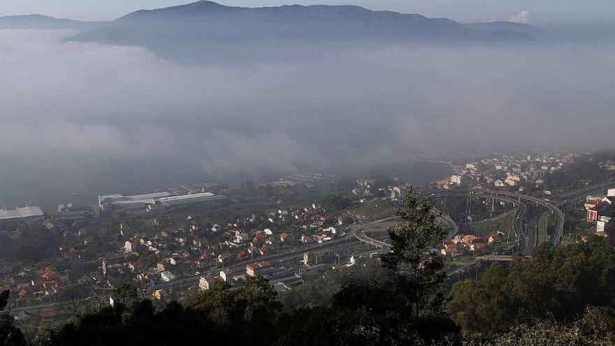 La niebla se extendió sobre la ría y entró en la ciudad de Vigo. // J. Santomé