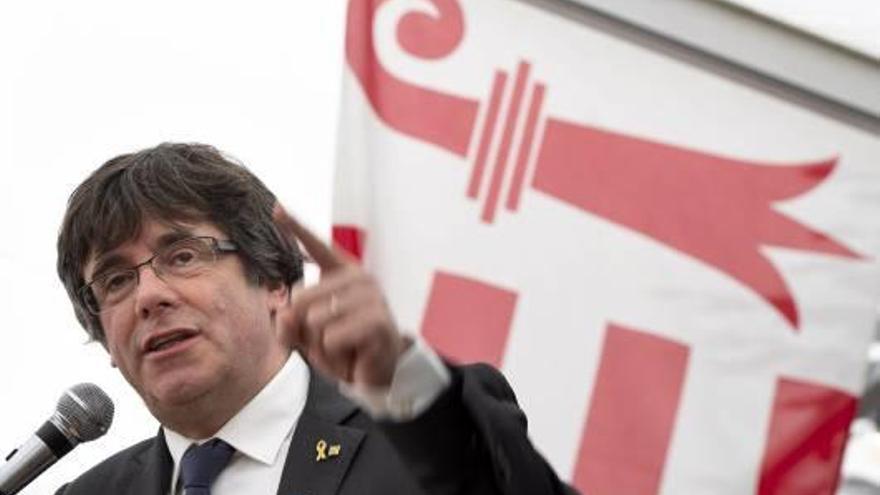 L&#039;expresident Carles Puigdemont, ahir, pronunciant un discurs.