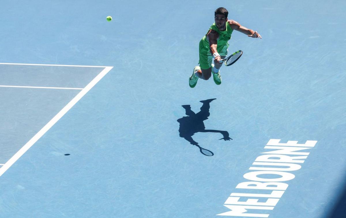 Alcaraz supera Paul i buscarà les primeres semis a Austràlia