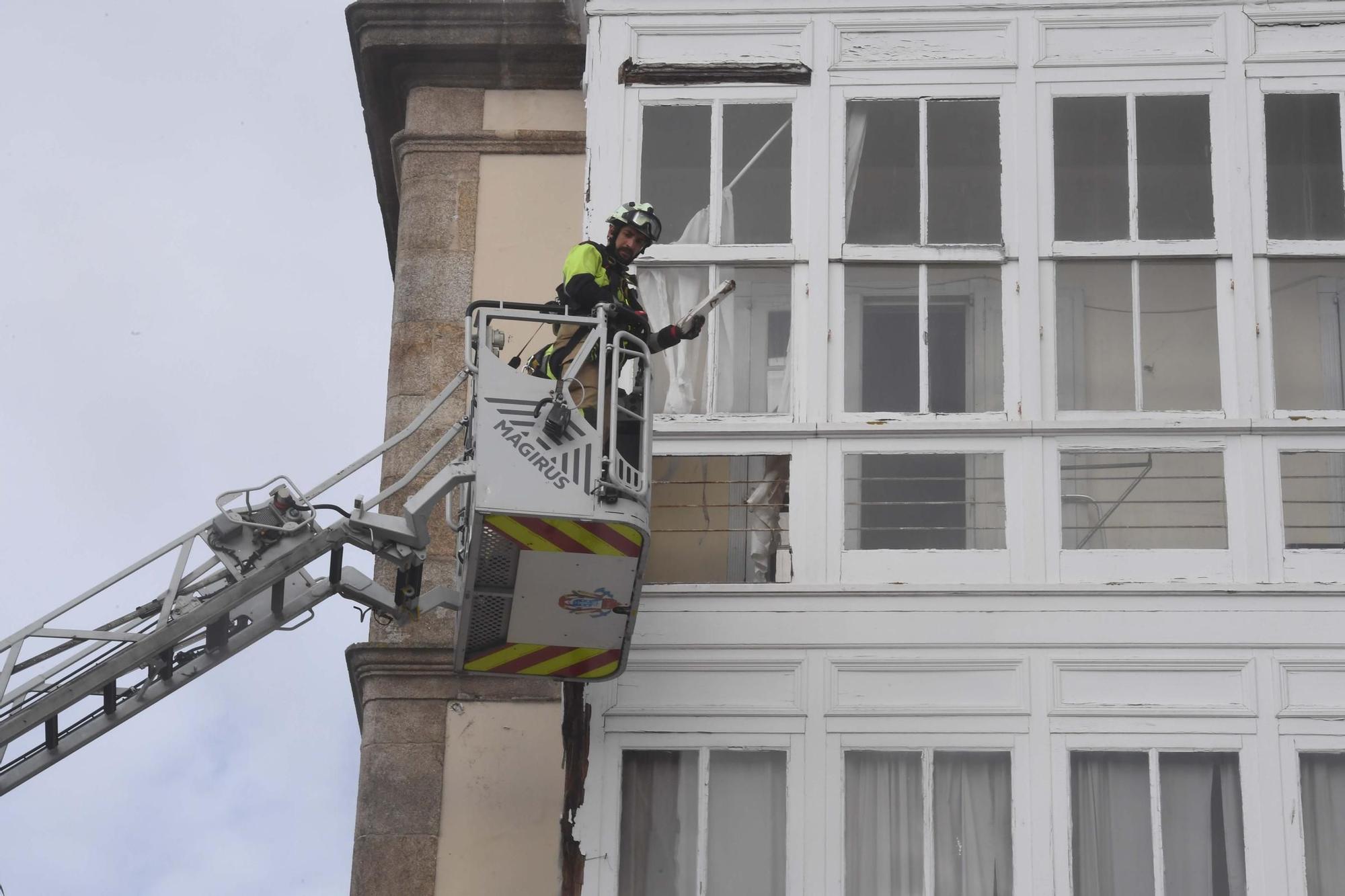 Un desprendimiento en un edificio de la Marina obliga a intervenir a los bomberos y al 092