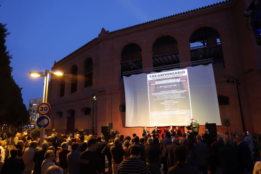 Música en directo, y  la participación de personajes vinculados con el arte, los toros, la gastronomía o el movimiento vecinal de la zona participaron en un evento celebrado en el exterior del coso