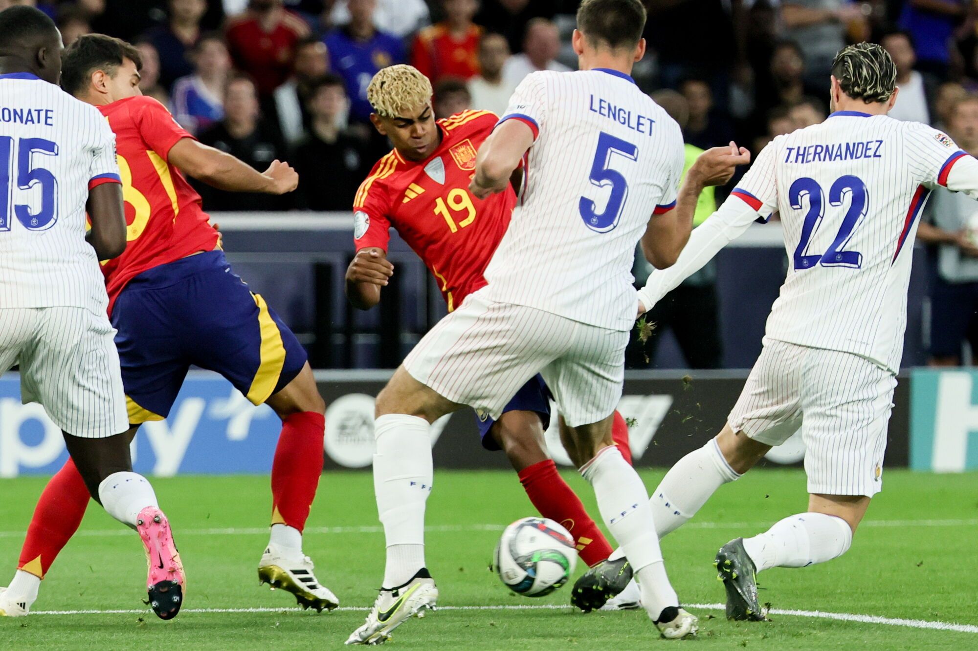 Stuttgart (Germany), 05/06/2025.- Lamine Yamal (C) of Spain in action during the UEFA Nations League semi-final soccer match between Spain and France, in Stuttgart, Germany, 05 June 2025. (Francia, Alemania, España) EFE/EPA/RONALD WITTEK
