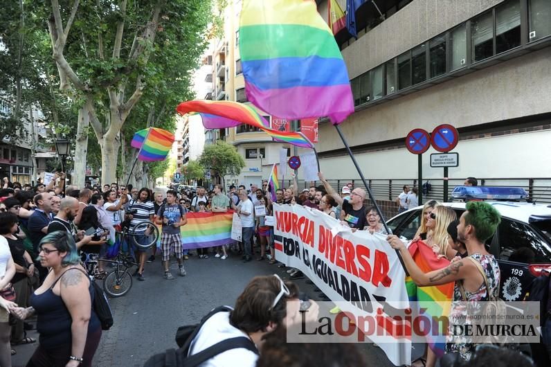 Concentración LGTBI en protesta por la manifestación neonazi del sábado