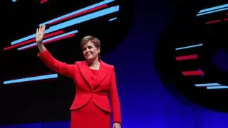 La pérdida de popularidad y las críticas internas llevan a Sturgeon a dimitir como ministra principal de Escocia