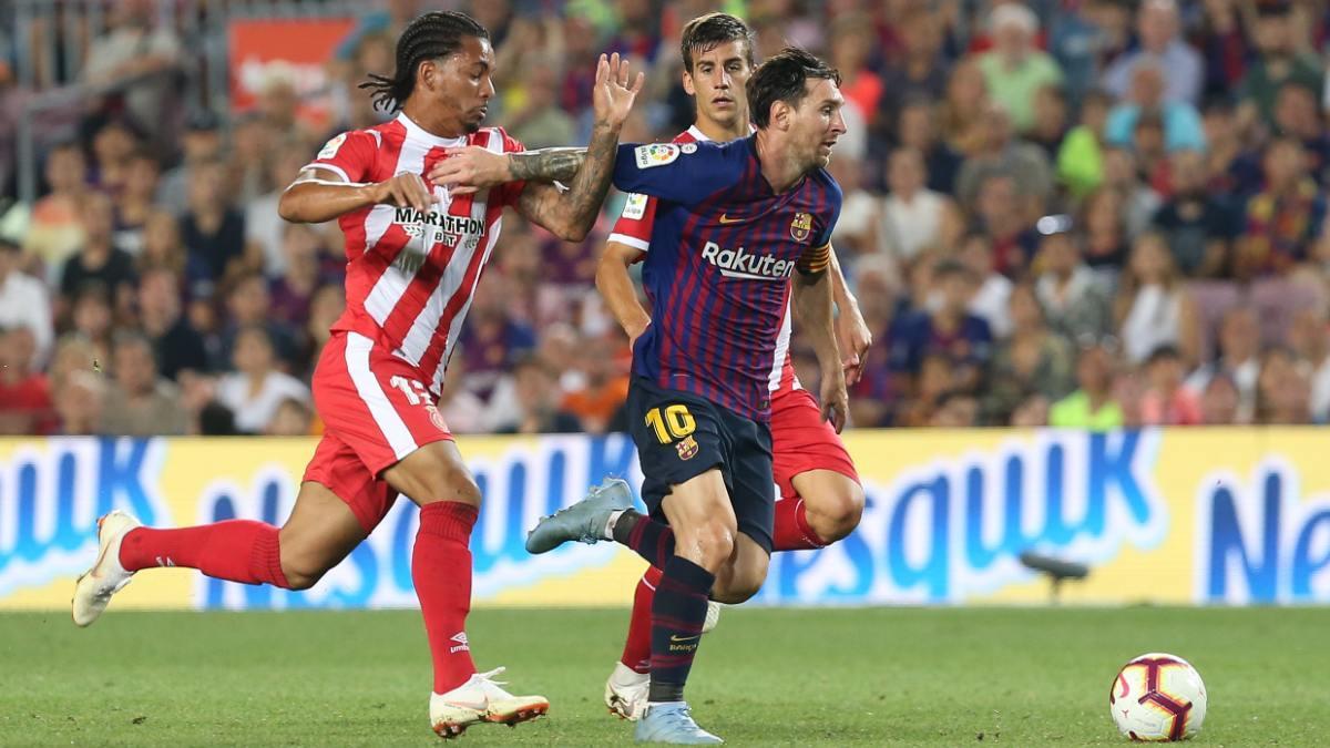 Douglas Luiz presiona a Leo Messi en un Barça-Girona en el Camp Nou