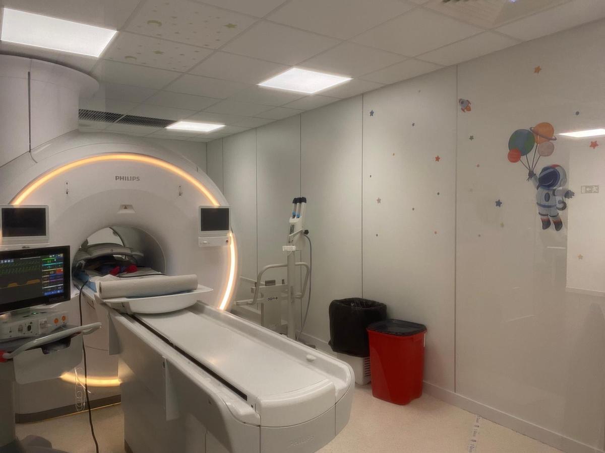 Sala donde se realizan las resonancias pediátricas en el General de Elche, con motivos espaciales por las paredes