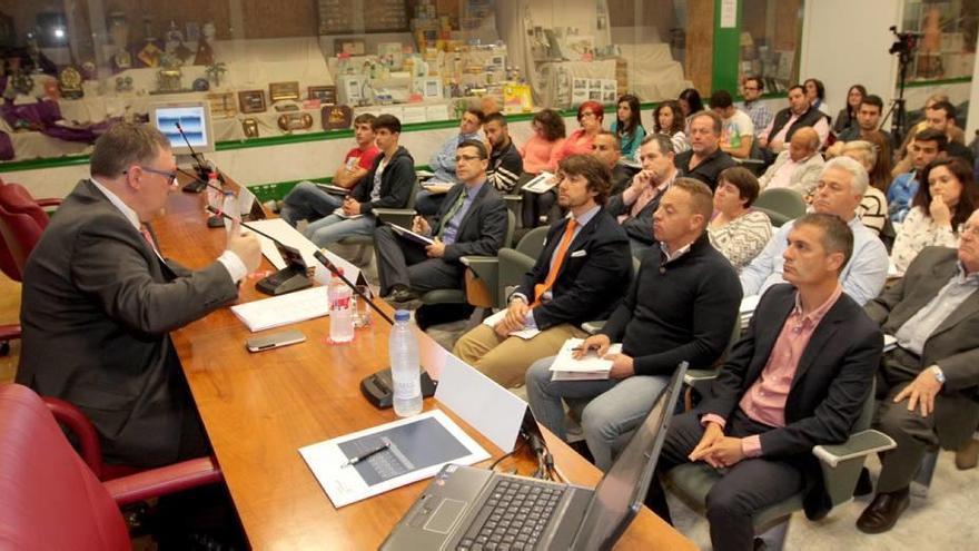 El público asistente llenó ayer el salón de actos de la Cámara de Comercio de Cartagena.