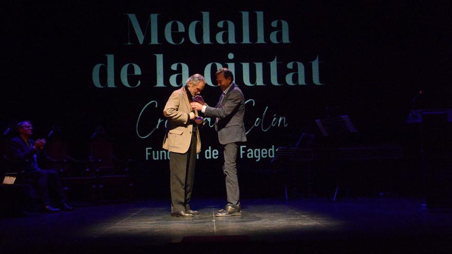 L’Ajuntament d’Olot entrega la Medalla  de la Ciutat a Cristóbal Colón