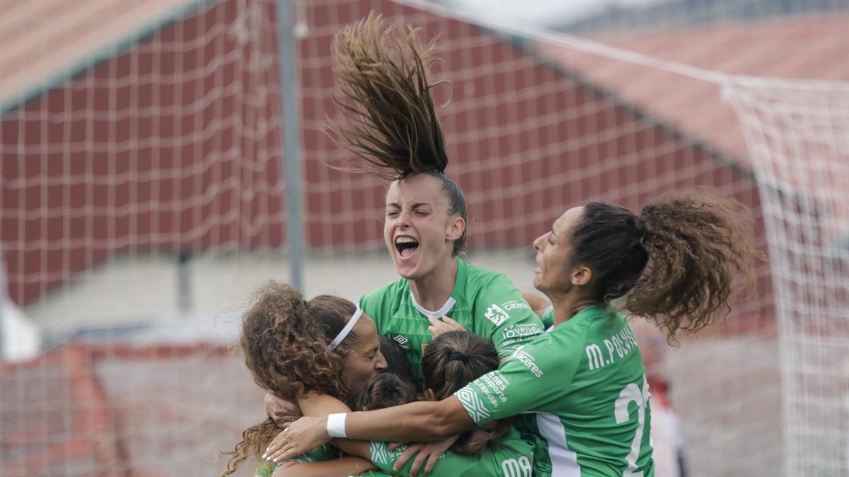 Nerea, en el centro, celebrando un gol.
