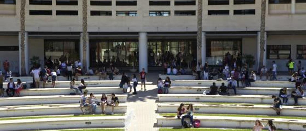 Vista exterior del aulario II de la Universidad de Alicante.
