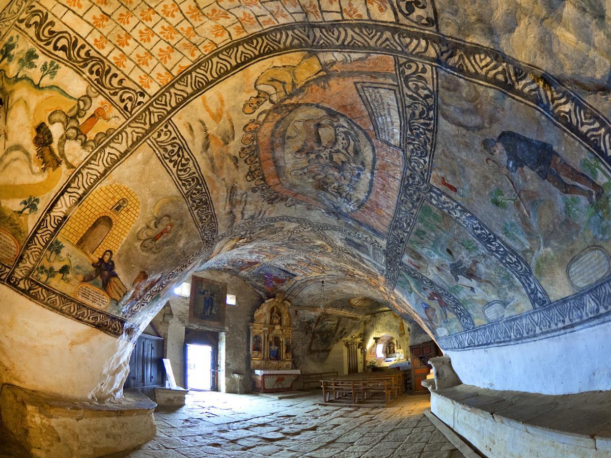 Detalle de los murales del techo de la ermita de San Bernabé