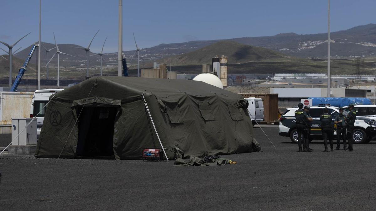 Agentes de la Guardia Civil junto al puesto de mando instalado este viernes en el puerto de Granadilla con motivo de la llegada del crucero MV Hondius. EFE/ Miguel Barreto