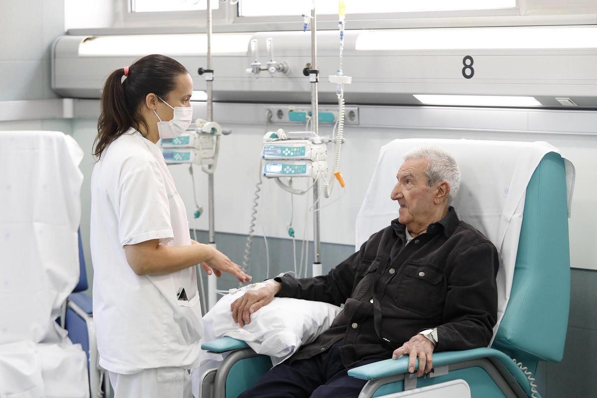 Manuel Puertas en una de les sessions del tractament que rep a l'ICO Girona.