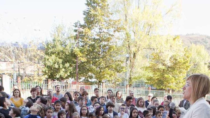 Marta García, frente a los alumnos del Clara Campoamor.