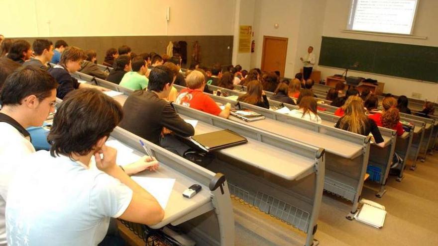 Varios alumnos en su clase en una facultad de A Coruña.