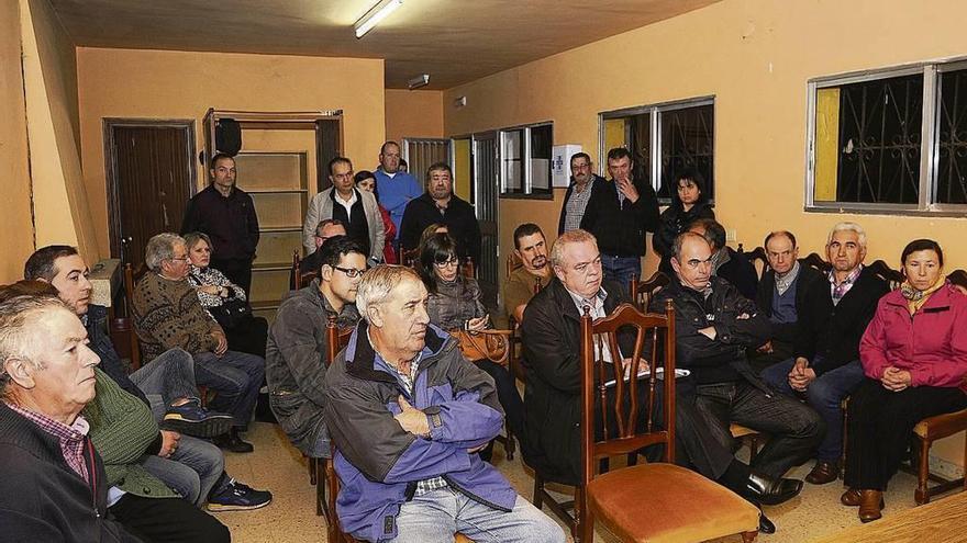 Ediles del PP de Lalín en una reunión del Concello, hace un año, con propietarios del bosque. // Bernabé/J.Lalín