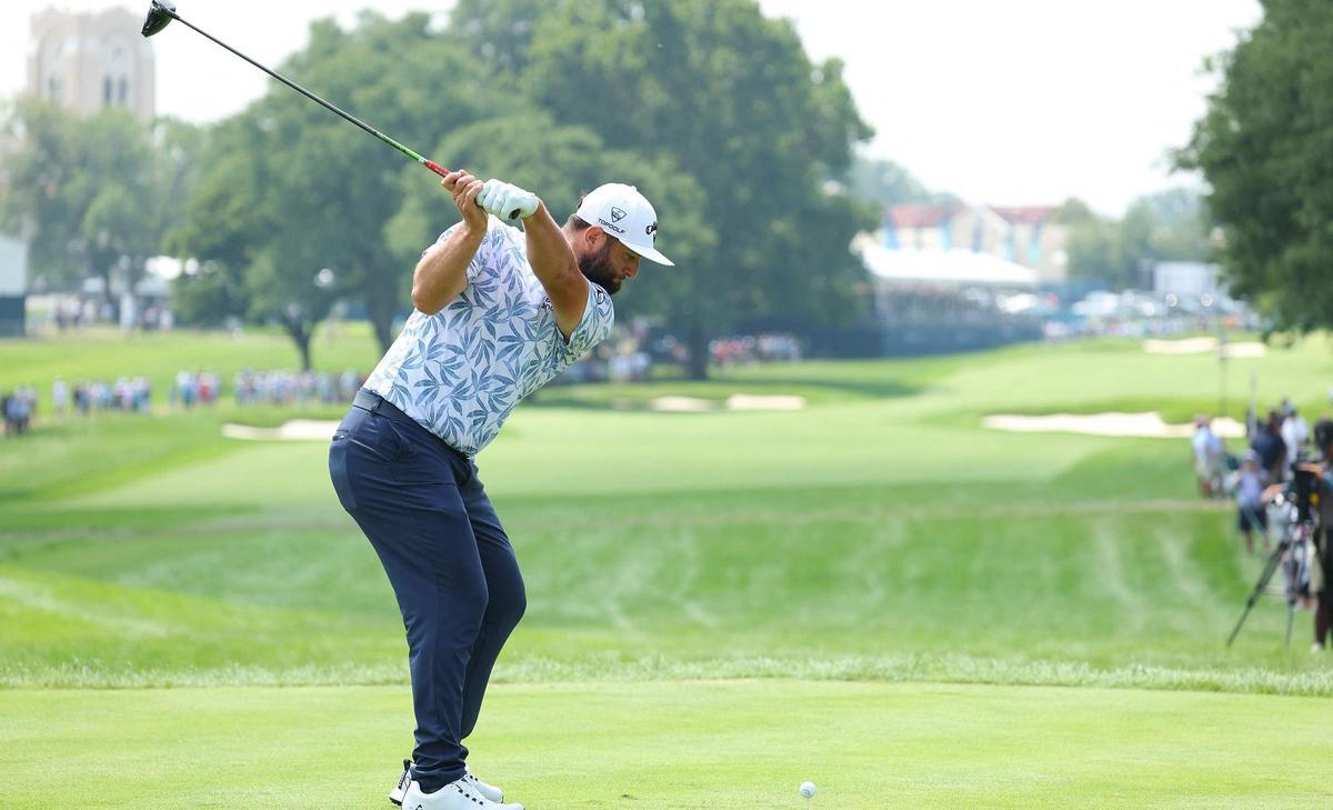 Jon Rahm ejecuta un drive durante la tercera jornada del BMW Championship